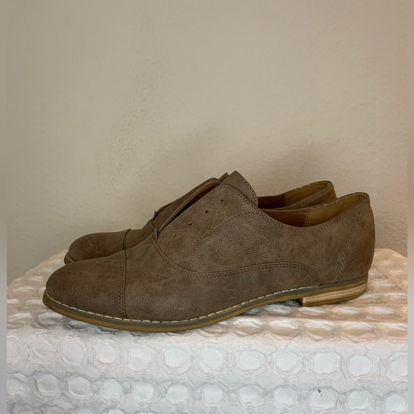 Indigo Rd Tan Slip on Oxnard Flat Shoe - Picture 1 of 7